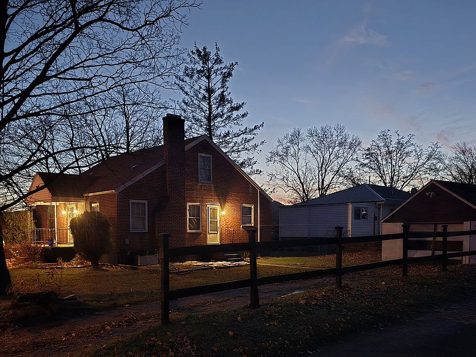 Side view with driveway