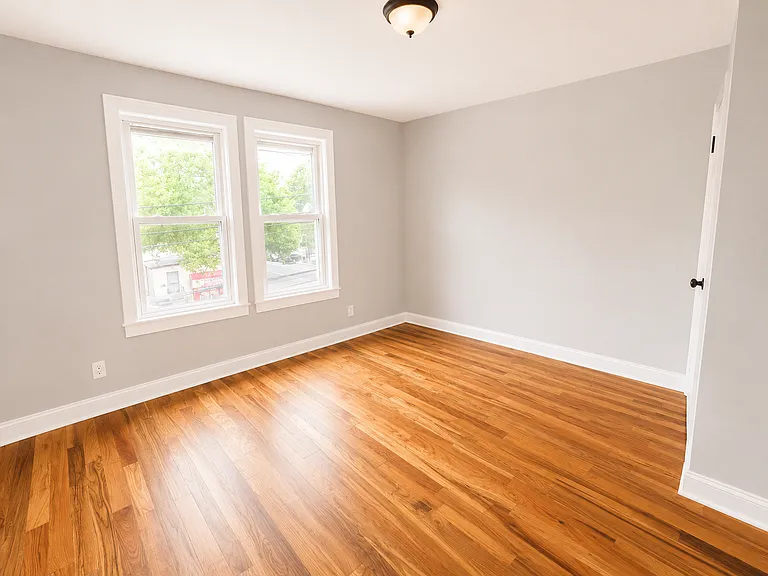454 4th Ave W #3 — Photo 2