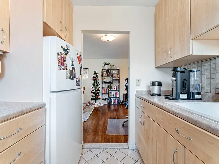 425 S Huntington Ave #6 — Photo 9