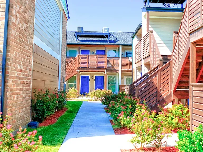 Los Prados Apartment Homes — Photo 11