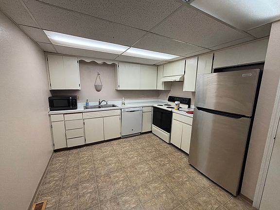 Kitchen (pantry not shown)