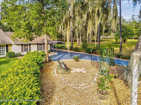 4th image of 816 Village Dr