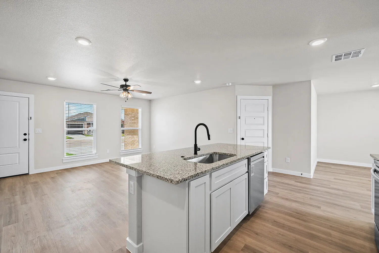 3 bed, 2.0 bath, 1200 sqft, $1,550 — Photo 3