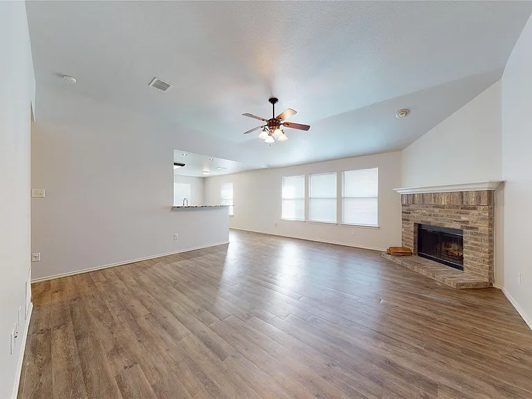 2015 Gardenia Dr — Photo 4