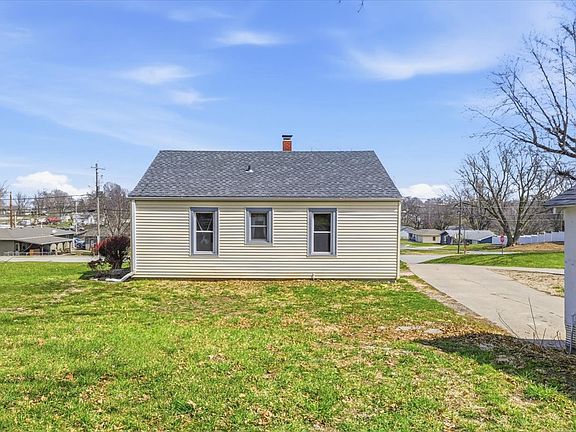 4th image of 900 Maple St