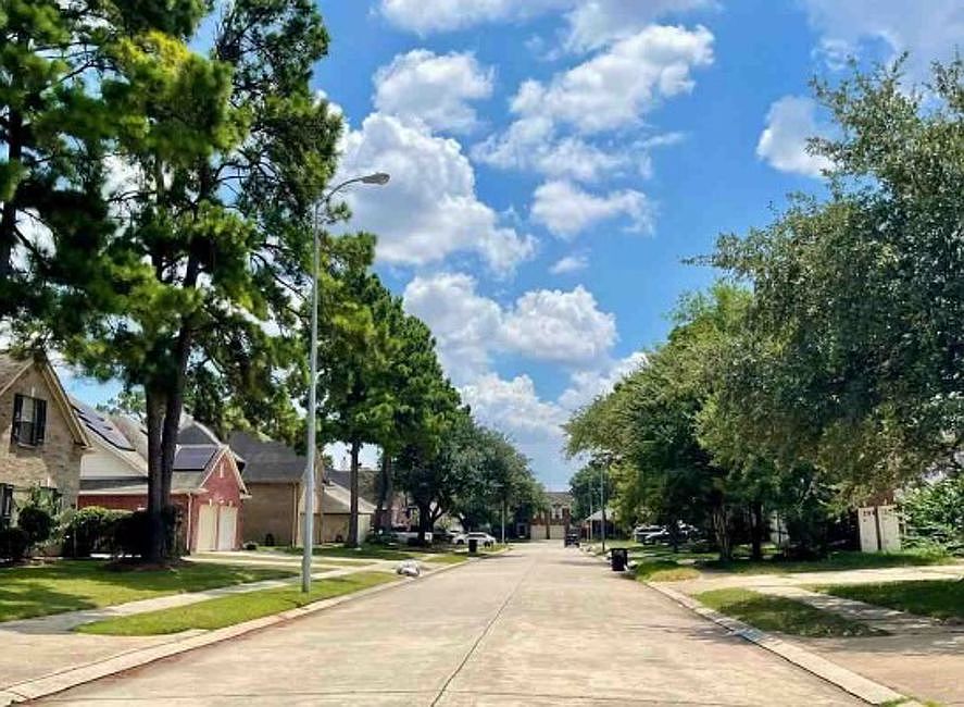 Exterior Neighborhood (street photo)