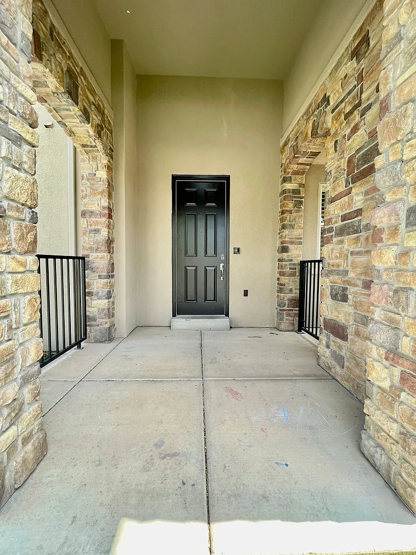 Beautiful Five Bedroom with Office in Desert Hills — Photo 3