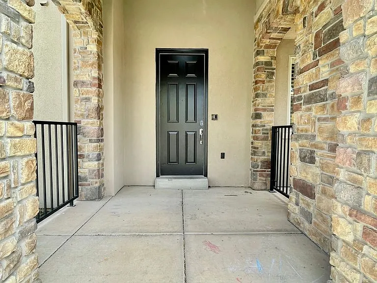 436 E Paris Dr — Photo 3