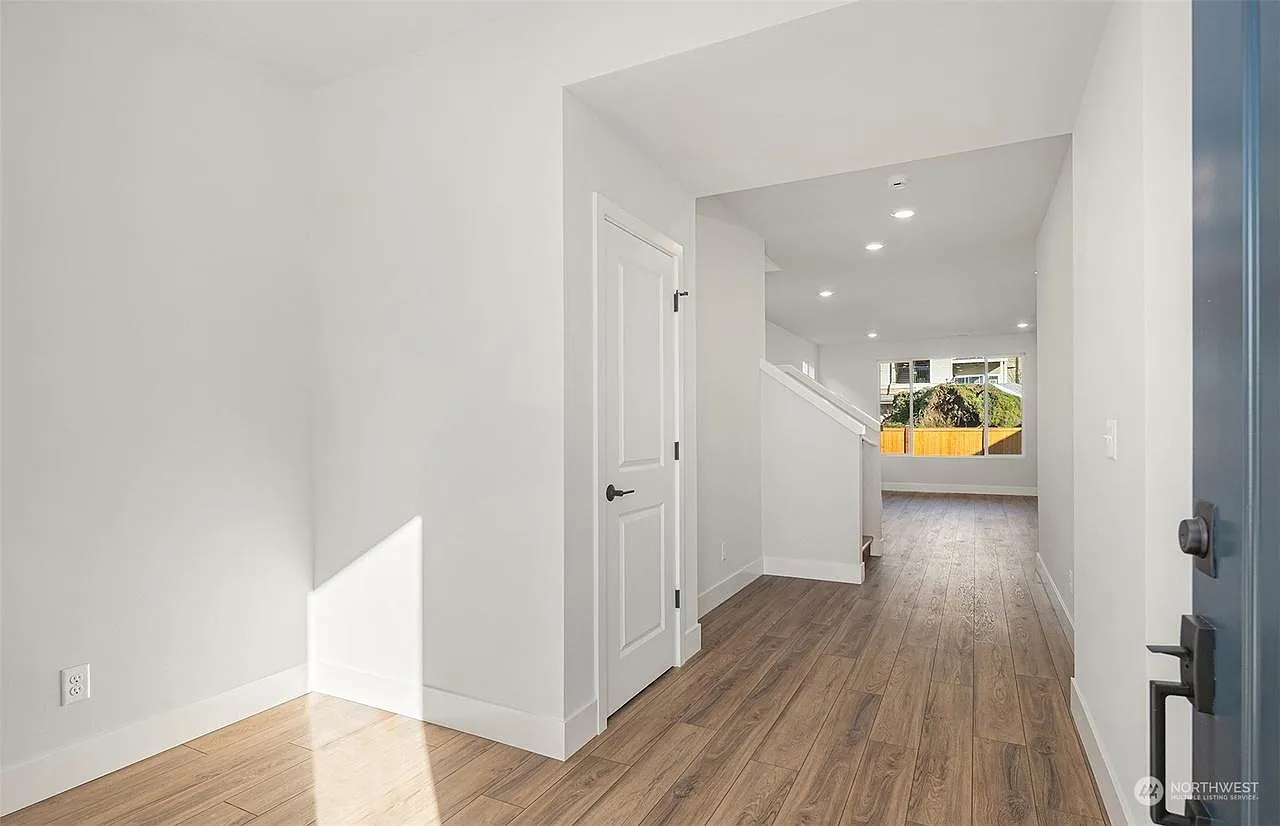 5412 Century Pl NE — Photo 2