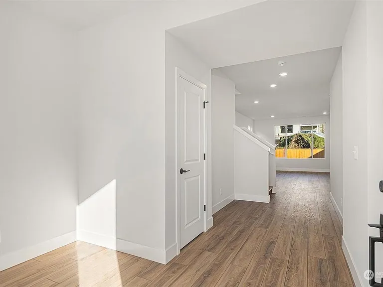 5412 Century Pl NE — Photo 2