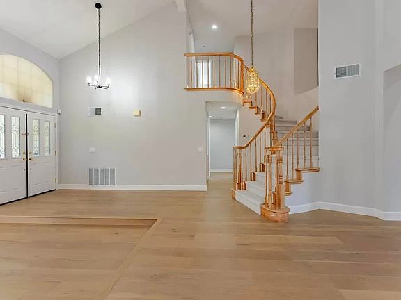 4th image of 218 Windsor Way