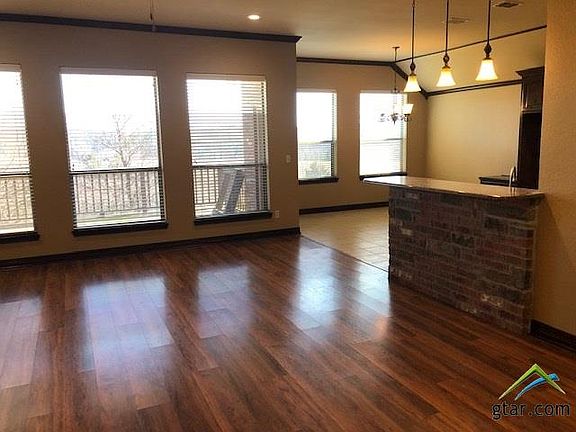 3rd image of 1527 Skidmore Ln