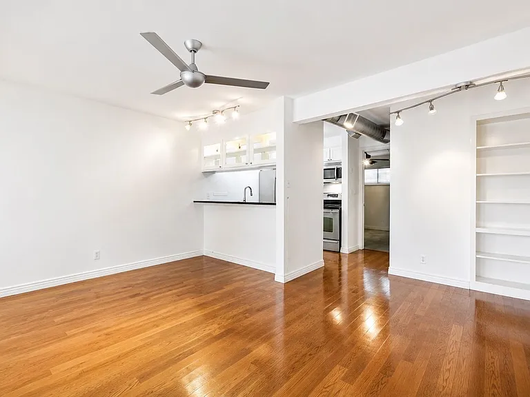 1510 W 6th St #103 — Photo 5