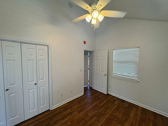4th image of 327 Mary St