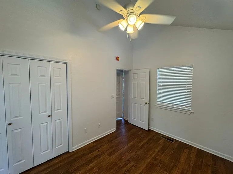 327 Mary St — Photo 4