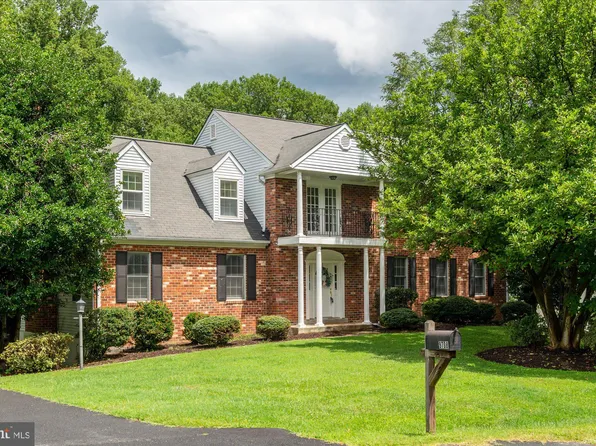 9708 Locust Hill Dr, Great Falls, VA 22066