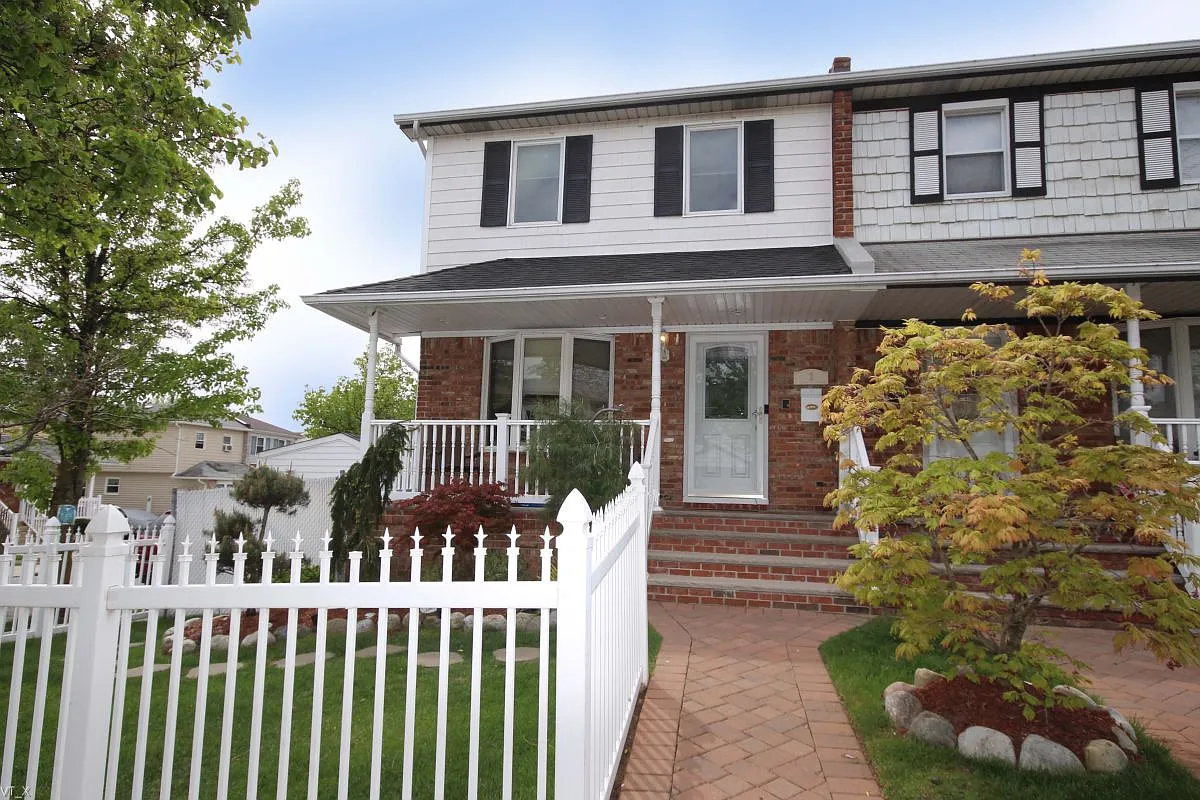 2 Berry Ave W photo 1