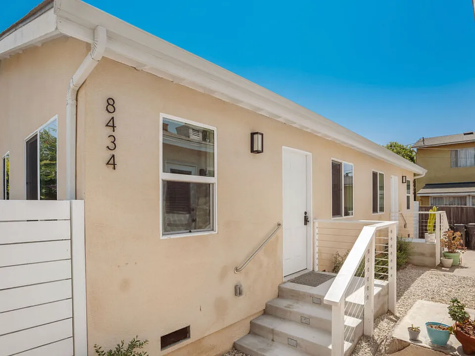 8430-8436 Wiley Post Ave #8434