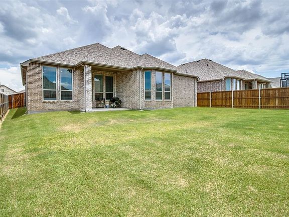 5th image of 3905 Redbud Dr