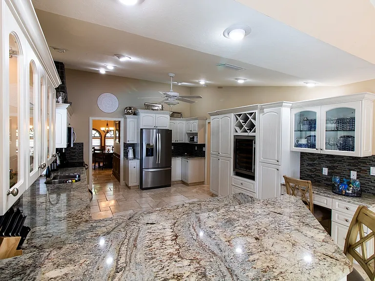 5605 SW 11th Ave — Photo 7