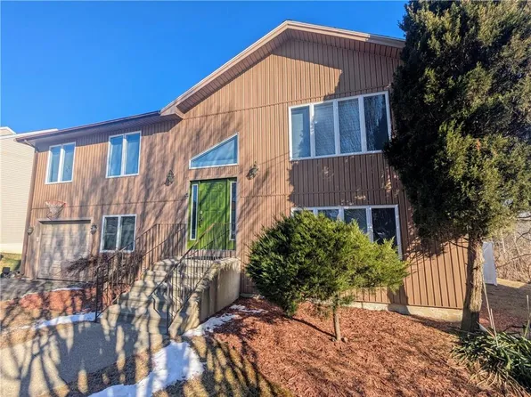 9 Tomcat Ter, North Providence, RI 02911