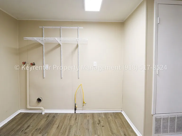 504 W Chestnut St — Photo 19