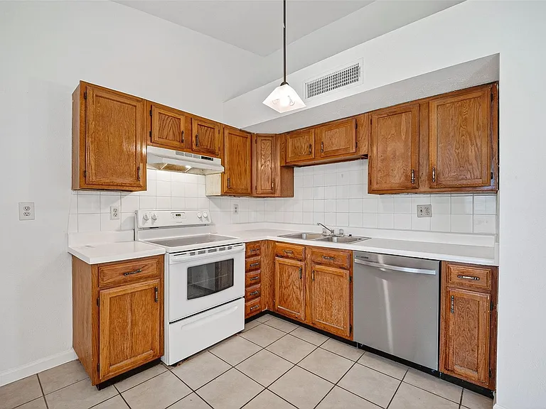 14219 Dartwood Dr — Photo 2