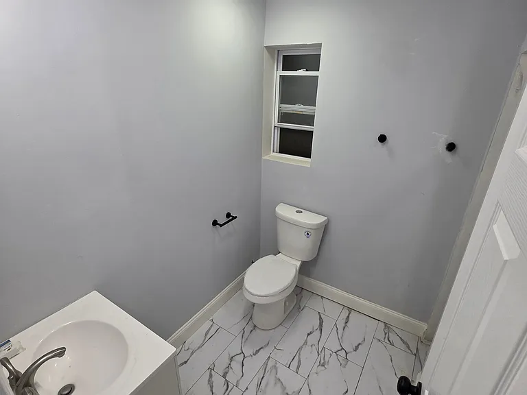 715 W Huntingdon St — Photo 2