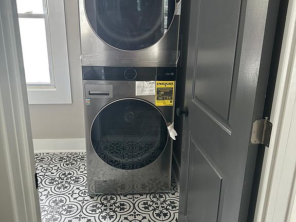 New gas, washer and dryer in the unit