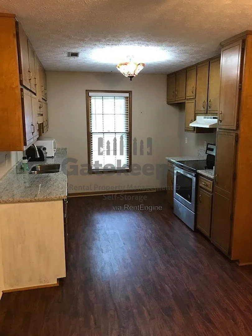 3 bed, 2.0 bath, 1292 sqft, $2,095 — Photo 3