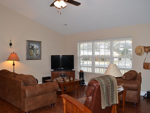 3rd image of 308 Green Hill Dr
