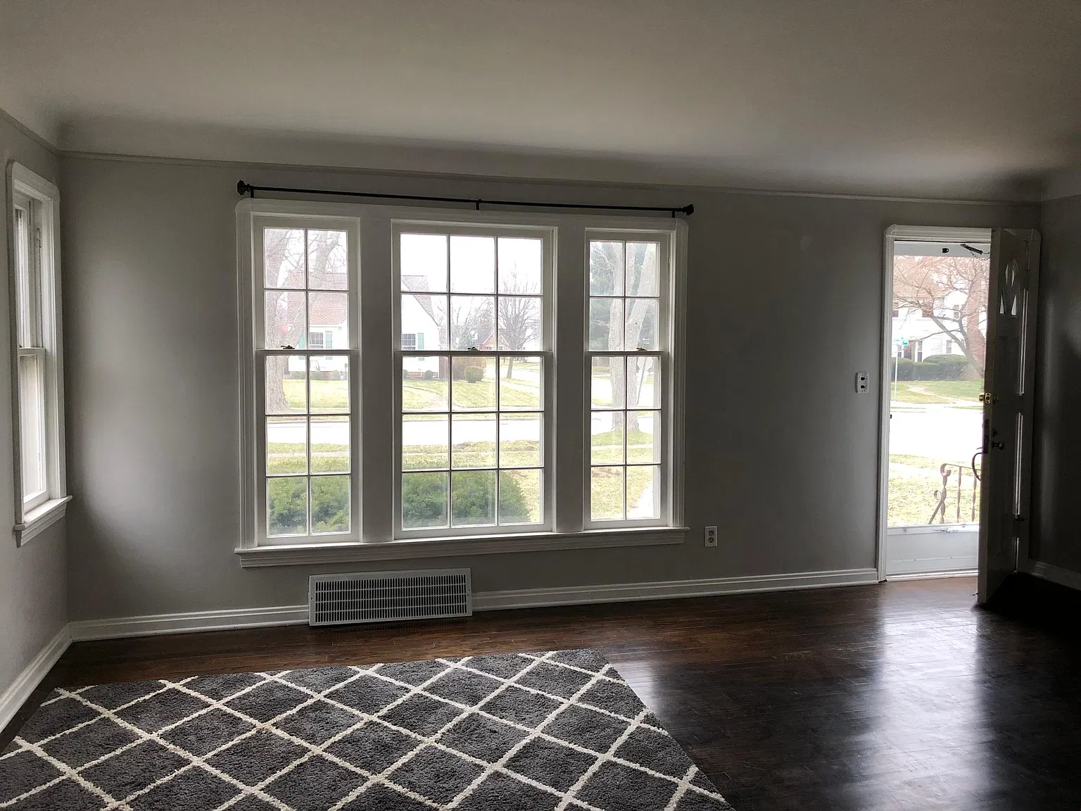 3 bed, 1111 sqft, $1,800 — Photo 2