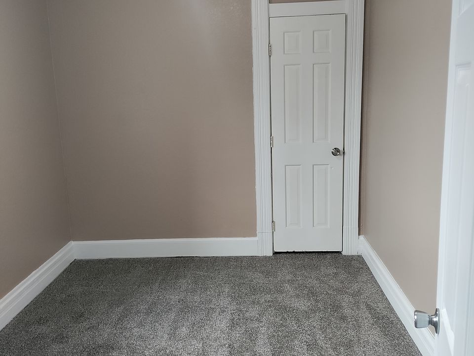 Hallway view of 2nd bedroom