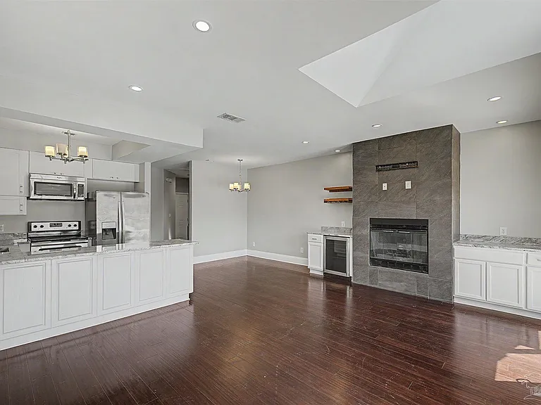42 Baybridge Dr — Photo 2