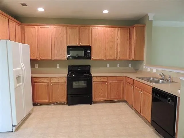 3 bed, 2.5 bath, 1444 sqft, $1,900 — Photo 3