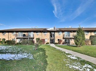 836 E Old Willow Rd #211, Prospect Heights, IL 60070