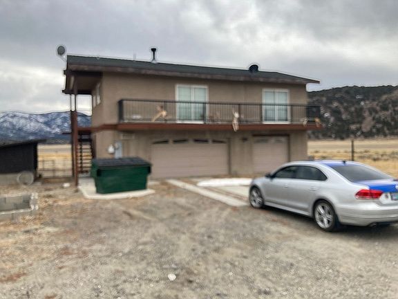 3 CAR GARAGE / REAR DECK 