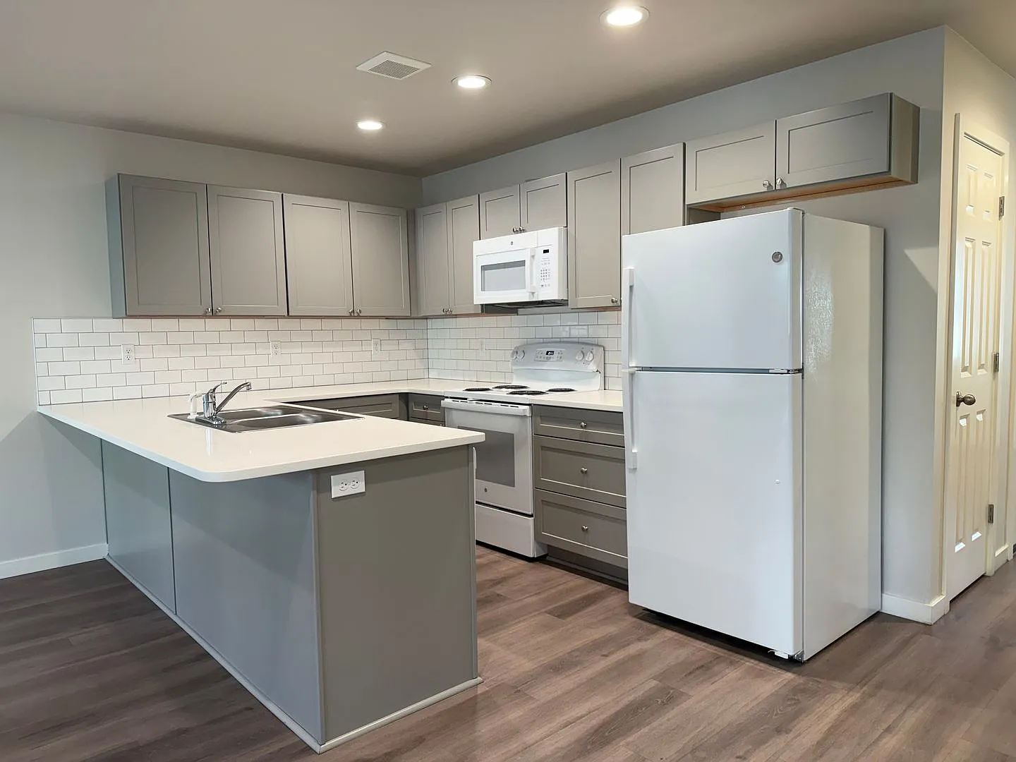 Apple Valley Town Houses Located Off Powerhouse Road - Half Off First Months Rent! — Photo 4
