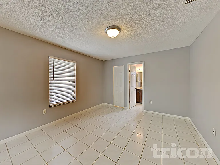 1627 Pendleton St — Photo 9
