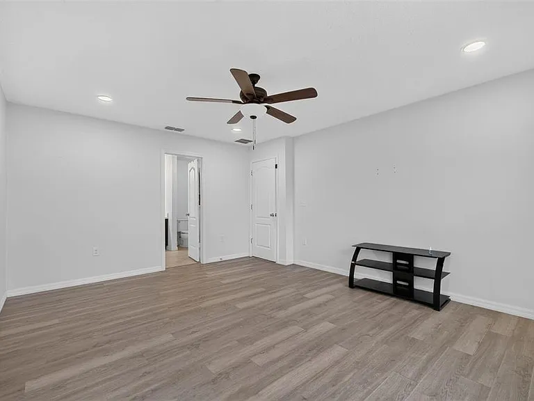 1097 Augustus Dr — Photo 24