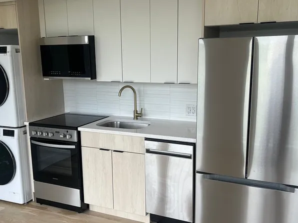 193 Graham Avenue image 1 of 19