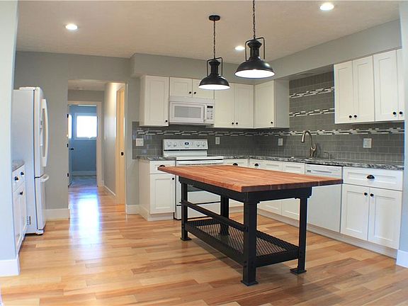4th image of 20564 Westwood Dr