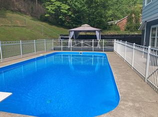 120 Annies Ln, Hagerhill, KY 41222