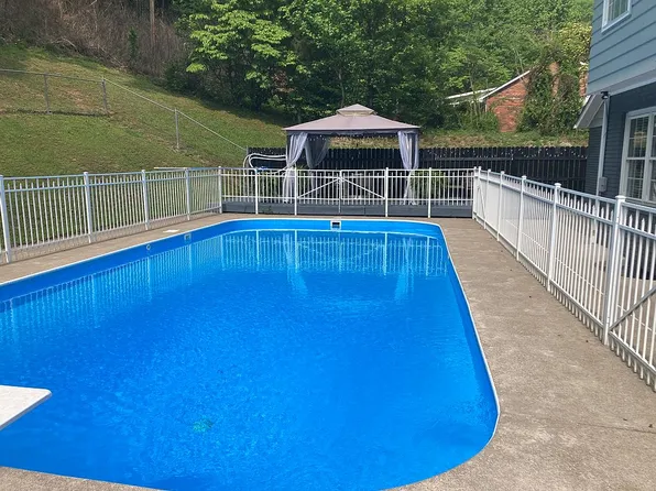120 Annies Ln, Hagerhill, KY 41222