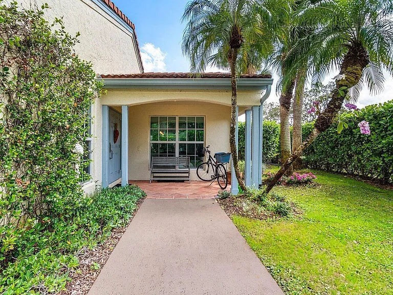 2320 Las Casitas Dr — Photo 1