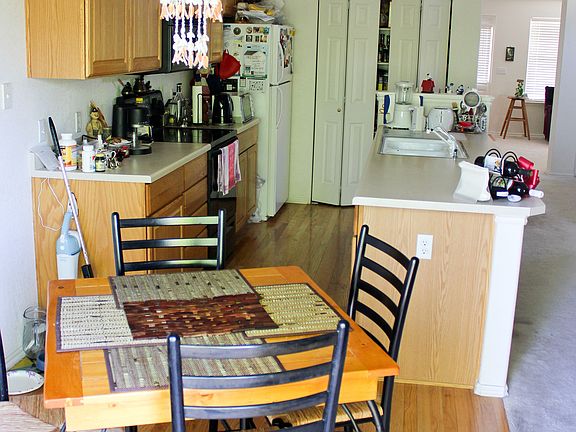 Kitchen w/ Breakfast Nook