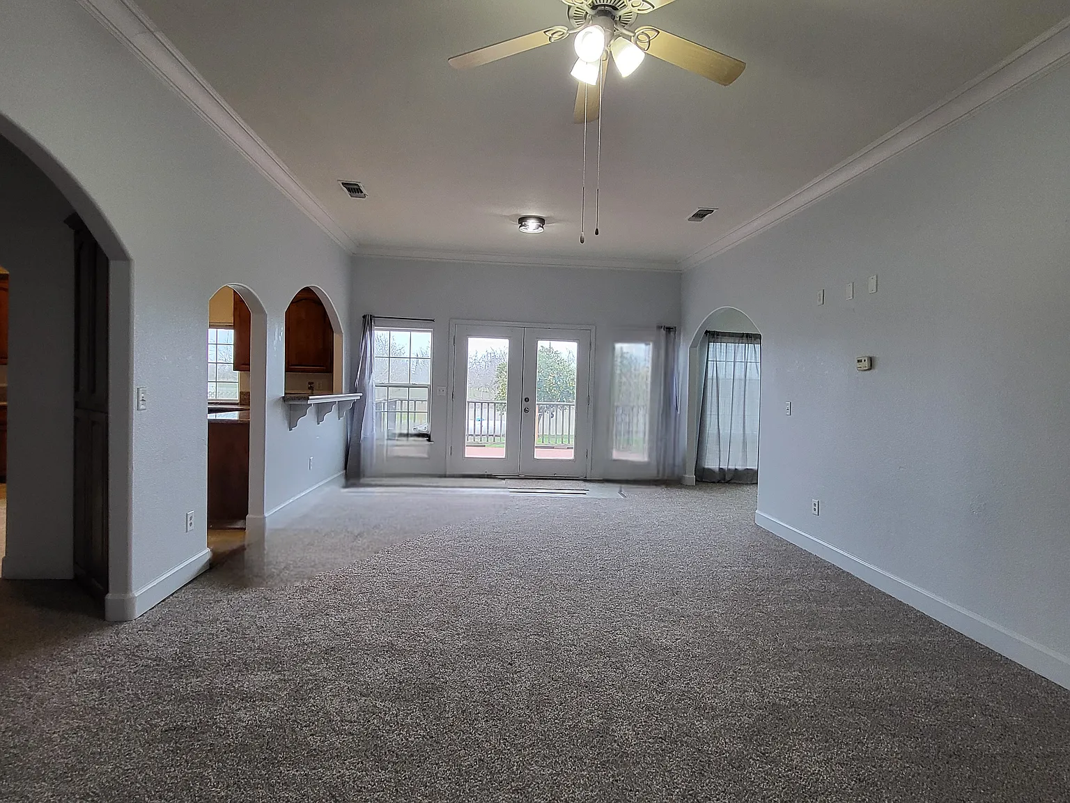 3 bed, 2500 sqft, $2,800 — Photo 2