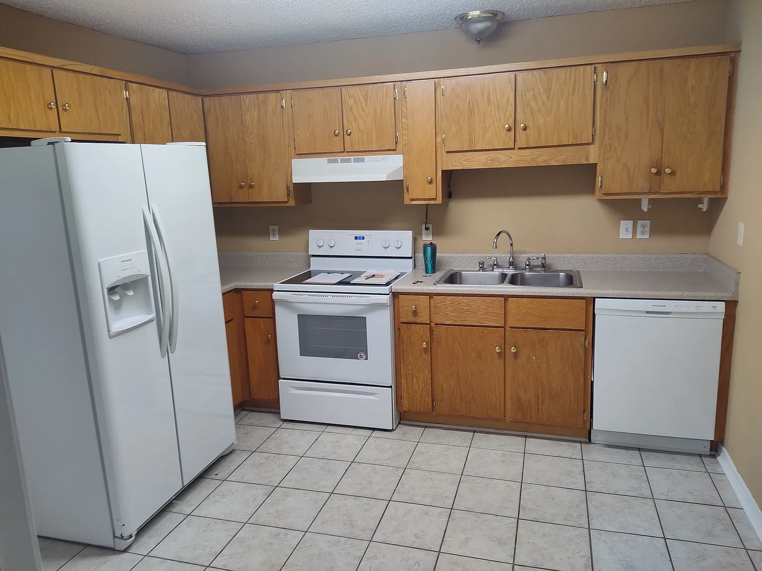 2 bed, 968 sqft, $1,600 — Photo 2
