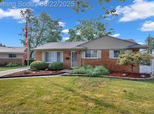 12432 Canterbury Dr, Warren, MI 48093