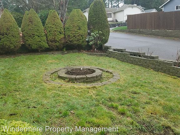 3rd image of 925 NE Winston Dr